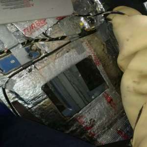 Ţigări de contrabandă, ascunse în podeaua și plafonul unui autoturism