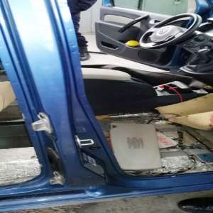 Ţigări de contrabandă, ascunse în podeaua și plafonul unui autoturism