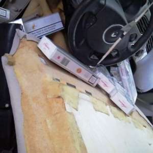Ţigări de contrabandă, ascunse în podeaua și plafonul unui autoturism