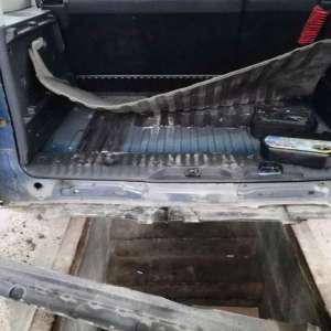 Ţigări de contrabandă, ascunse în podeaua și plafonul unui autoturism