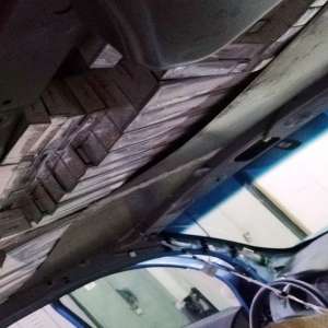 Ţigări de contrabandă, ascunse în podeaua și plafonul unui autoturism