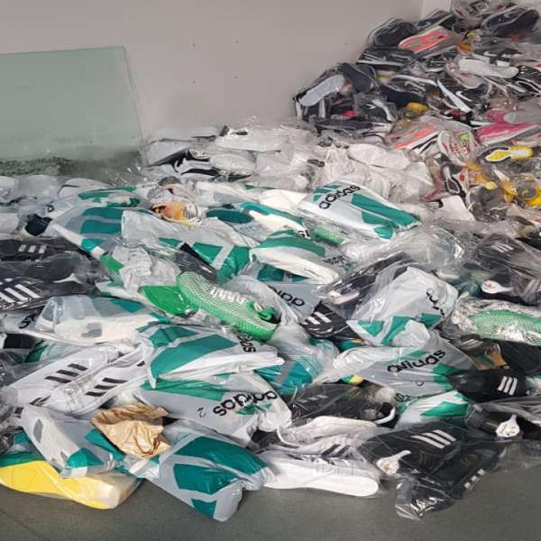 Textile și încălțăminte, susceptibile a fi contrafăcute, descoperite de polițiștii de frontieră giurgiuveni