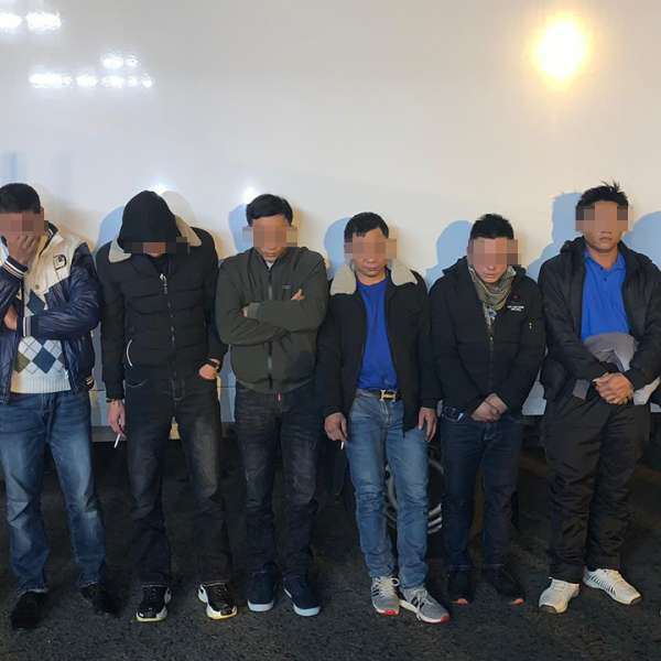 Opt vietnamezi ascunși într-o autoutilitară, depistaţi de poliţiştii de frontieră la Nădlac II