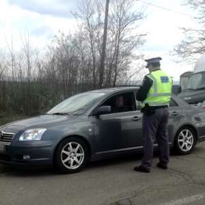 Tânăr fără permis, depistat la volan de către poliţiştii de frontieră