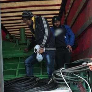 Cinci cetăţeni străini, ascunşi printre utilaje de morărit, depistaţi în P.T.F. Giurgiu