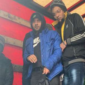 Cinci cetăţeni străini, ascunşi printre utilaje de morărit, depistaţi în P.T.F. Giurgiu