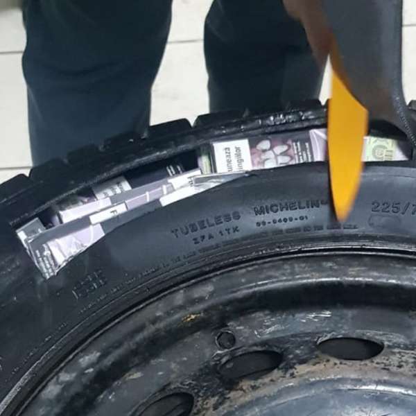Țigări de contrabandă ascunse în roata de rezervă