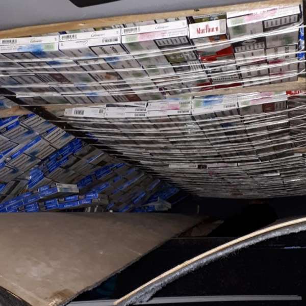 3.750 pachete cu ţigarete, ascunse în plafonul unei autoutilitare, descoperite la P.T.F. Nădlac II