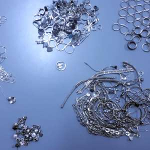 Peste 1.350 grame de bijuterii din argint, descoperite într-un autoturism, la P.T.F. Giurgiu