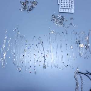 Peste 1.350 grame de bijuterii din argint, descoperite într-un autoturism, la P.T.F. Giurgiu