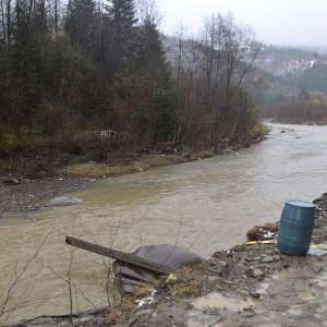 Butoi plin cu ţigări, descoperit în râul Suceava  de poliţiştii de frontieră