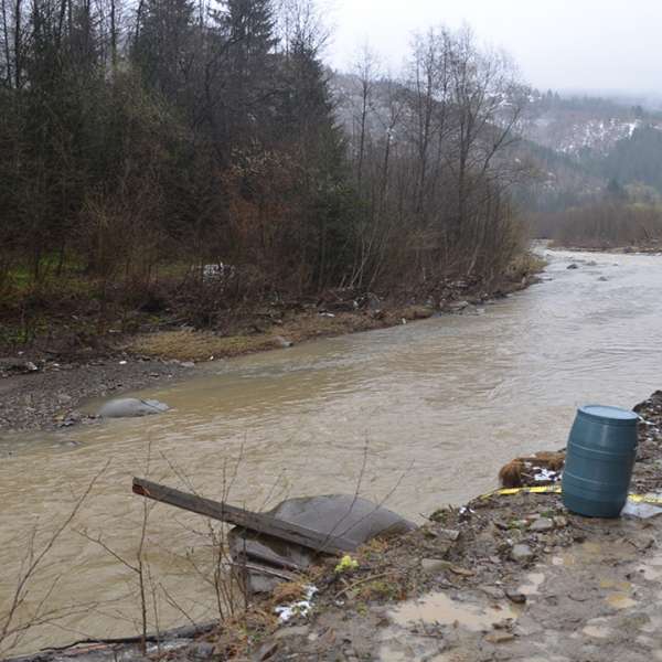 Butoi plin cu ţigări, descoperit în râul Suceava de poliţiştii de frontieră