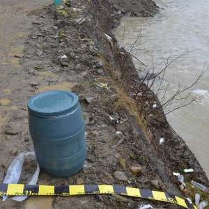 Butoi plin cu ţigări, descoperit în râul Suceava  de poliţiştii de frontieră