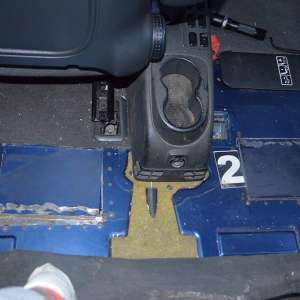 Mercedes Benz blindat cu ţigări de contrabandă, confiscat la Iaşi