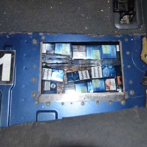 Mercedes Benz blindat cu ţigări de contrabandă, confiscat la Iaşi