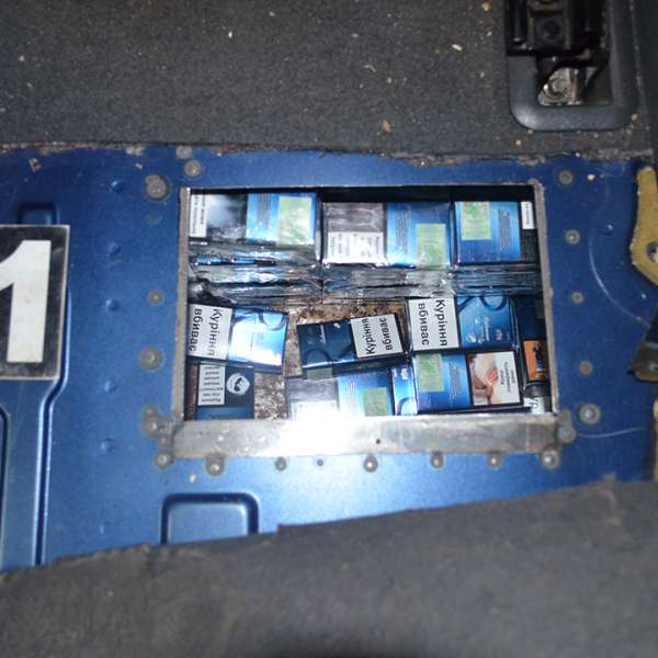 Mercedes Benz blindat cu ţigări de contrabandă, confiscat la Iaşi