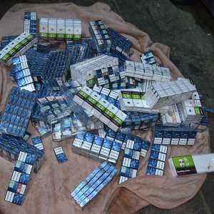 Mercedes Benz blindat cu ţigări de contrabandă, confiscat la Iaşi