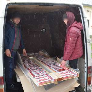 Ţigări de contrabandă ascunse în interiorul unor uşi de pal, confiscate la frontieră