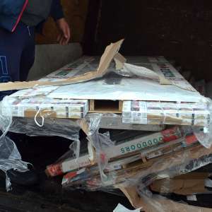 Ţigări de contrabandă ascunse în interiorul unor uşi de pal, confiscate la frontieră