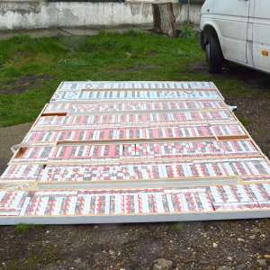 Ţigări de contrabandă ascunse în interiorul unor uşi de pal, confiscate la frontieră