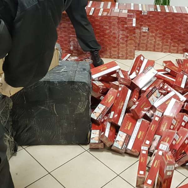 Doi români şi un sârb cercetaţi pentru contrabandă cu ţigări