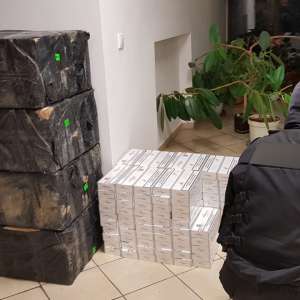 Doi români şi un sârb cercetaţi pentru contrabandă cu ţigări