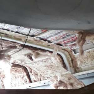 Ţigări de contrabandă ascunse în plafonul unui microbuz, confiscate la frontieră