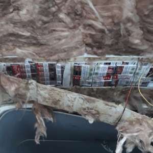 Ţigări de contrabandă ascunse în plafonul unui microbuz, confiscate la frontieră