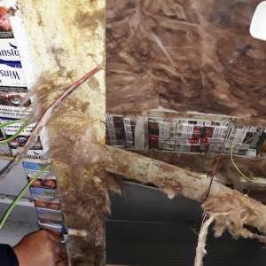 Ţigări de contrabandă ascunse în plafonul unui microbuz, confiscate la frontieră