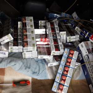 Ţigări de contrabandă ascunse în plafonul unui microbuz, confiscate la frontieră