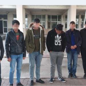 Șase cetăţeni străini, ascunşi sub podeaua unui autocar, depistaţi în P.T.F. Giurgiu