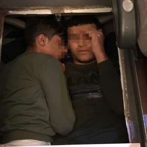 Șase cetăţeni străini, ascunşi sub podeaua unui autocar, depistaţi în P.T.F. Giurgiu