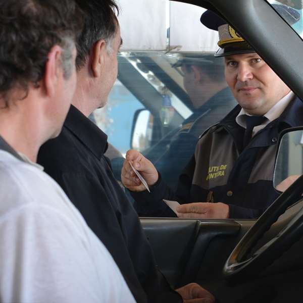 Autoturisme cu numere de înmatriculare false, descoperite de poliţiştii de frontieră doljeni
