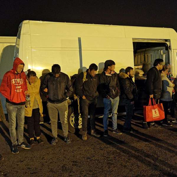 16 cetățeni străini ascunși într-o autoutilitară,  depistaţi de poliţiştii de frontieră la P.T.F. Nădlac II