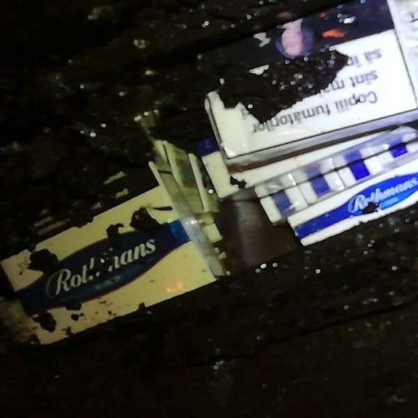 Țigări de contrabandă ascunse în șasiul unui vagon de tren