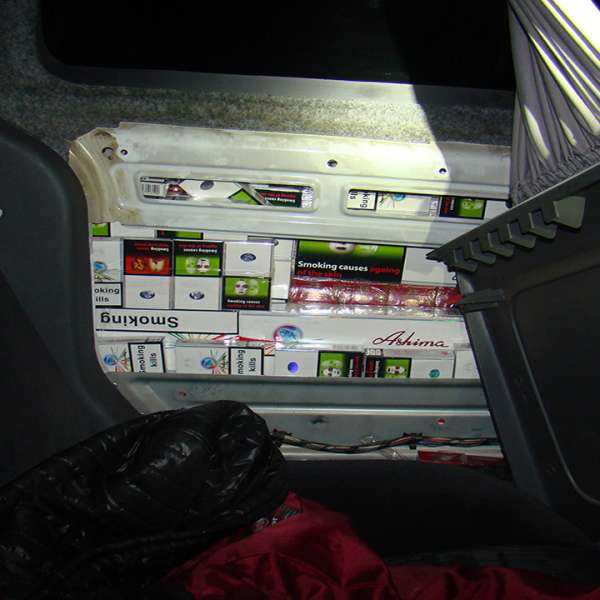 Țigări descoperite in peretele lateral al unui autoturism, în PTF Siret