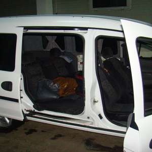 Țigări descoperite in peretele lateral al unui autoturism, în PTF Siret