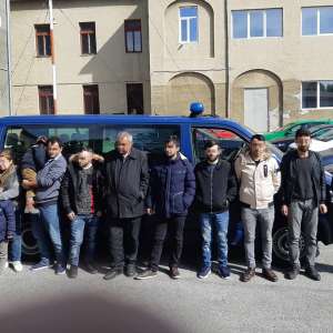 Doisprezece cetățeni străini ascunși într-un automarfar, depistaţi de poliţiştii de frontieră la P.T.F. Nădlac II
