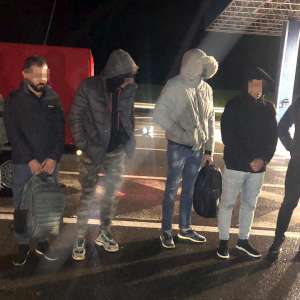 Şase cetățeni irakieni ascunși într-o autoutilitară, depistaţi de poliţiştii de frontieră la P.T.F. Nădlac II
