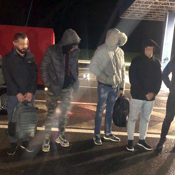 Şase cetățeni irakieni ascunși într-o autoutilitară, depistaţi de poliţiştii de frontieră la P.T.F. Nădlac II
