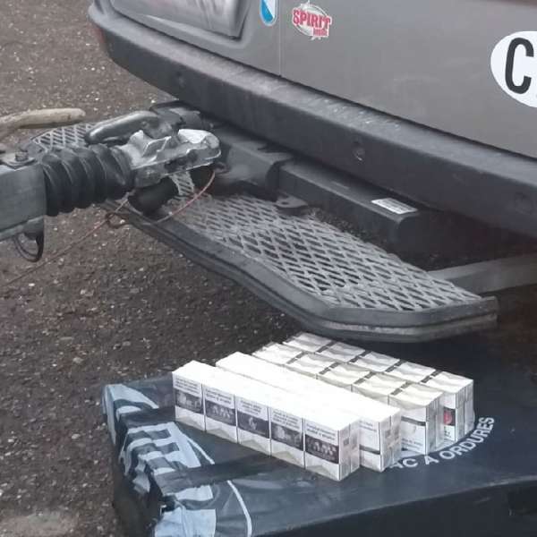 Ţigări de contrabandă ascunse în spaţiul destinat roţii de rezervă a unui microbuz, confiscate la frontieră