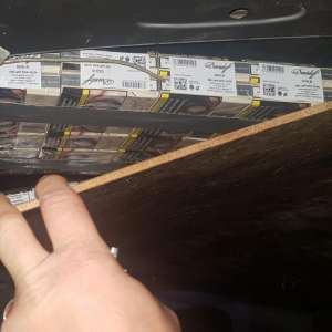 Ţigări ascunse în bagaje, caroserie şi în uşile unor microbuze, descoperite la P.T.F. Giurgiu