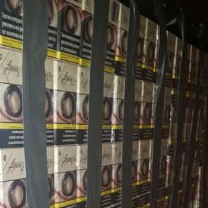 Ţigări ascunse în bagaje, caroserie şi în uşile unor microbuze, descoperite la P.T.F. Giurgiu