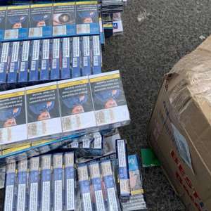 Ţigări ascunse în bagaje, caroserie şi în uşile unor microbuze, descoperite la P.T.F. Giurgiu