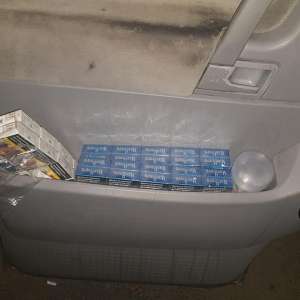 Ţigări ascunse în bagaje, caroserie şi în uşile unor microbuze, descoperite la P.T.F. Giurgiu