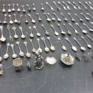 Peste 10 kilograme de obiecte şi bijuterii din metal argintiu, descoperite asupra unui cetăţean chinez pe Aeroportul Cluj-Napoca