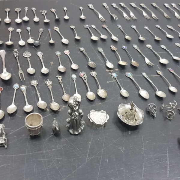 Peste 10 kilograme de obiecte şi bijuterii din metal alb, descoperite asupra unui cetăţean chinez pe Aeroportul Cluj-Napoca