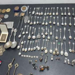 Peste 10 kilograme de obiecte şi bijuterii din metal argintiu, descoperite asupra unui cetăţean chinez pe Aeroportul Cluj-Napoca