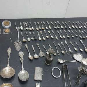 Peste 10 kilograme de obiecte şi bijuterii din metal argintiu, descoperite asupra unui cetăţean chinez pe Aeroportul Cluj-Napoca