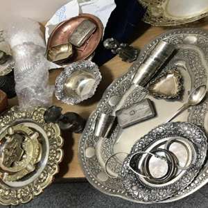 Peste 10 kilograme de obiecte şi bijuterii din metal argintiu, descoperite asupra unui cetăţean chinez pe Aeroportul Cluj-Napoca